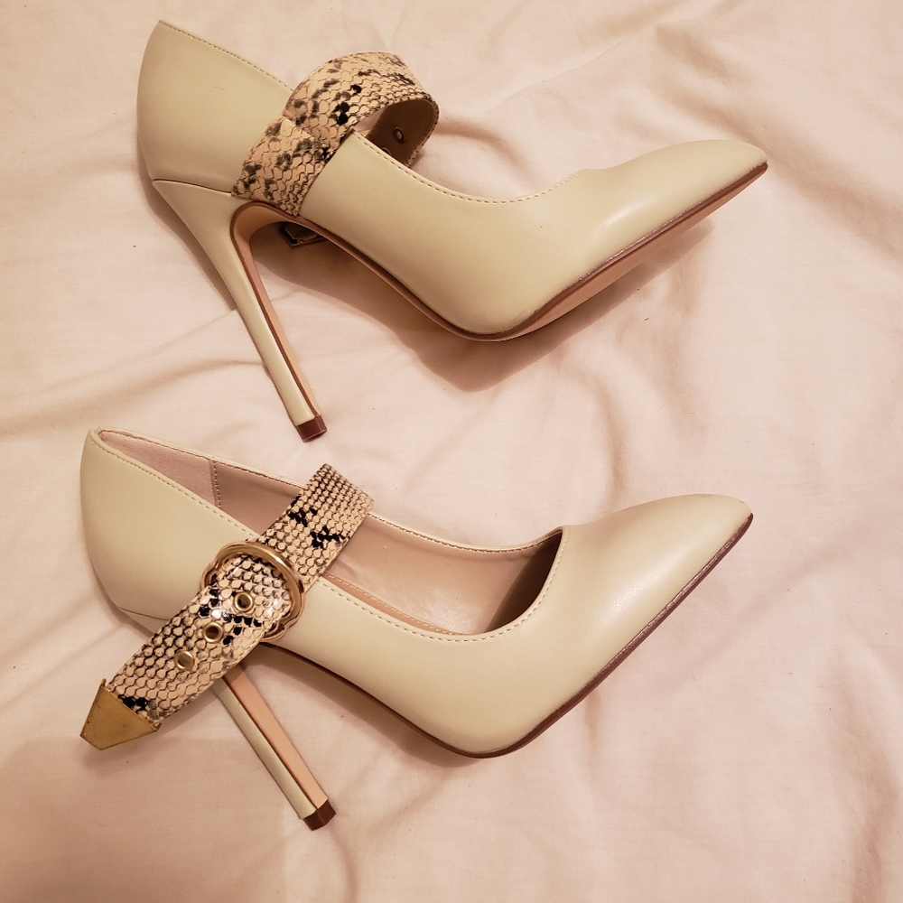 Shoe dazzle off white pumps snake skin strapped pu